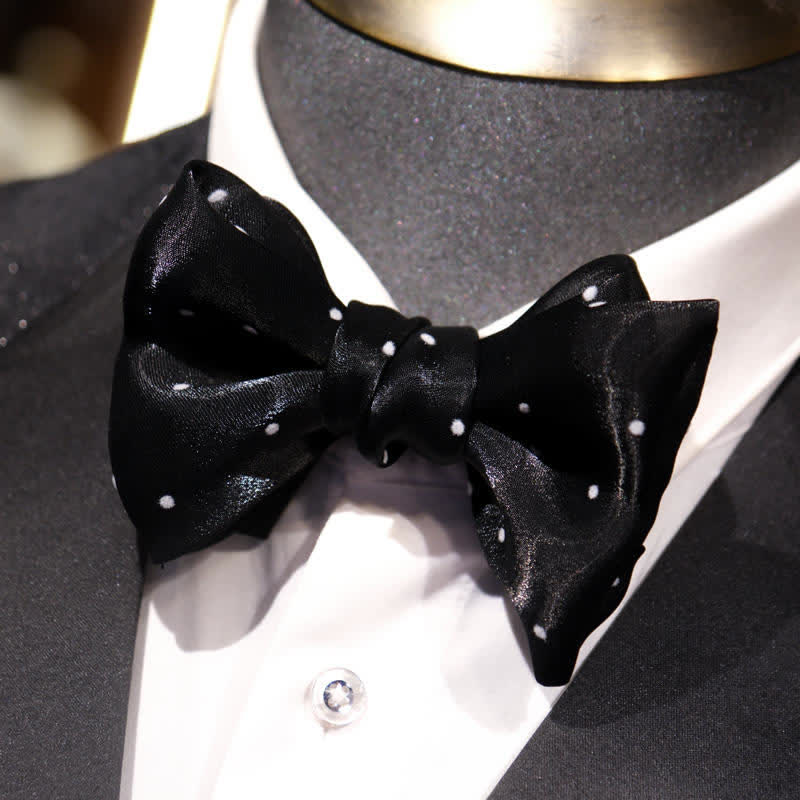 Pajarita romántica de lunares blancos y negros para hombre
