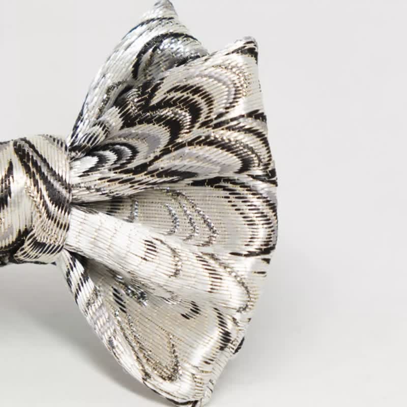Pajarita para hombre hecha a mano con diseño en gris plateado brillante