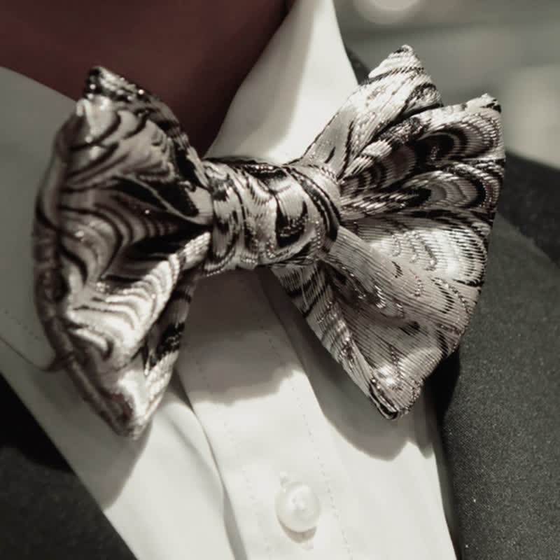 Pajarita para hombre hecha a mano con diseño en gris plateado brillante