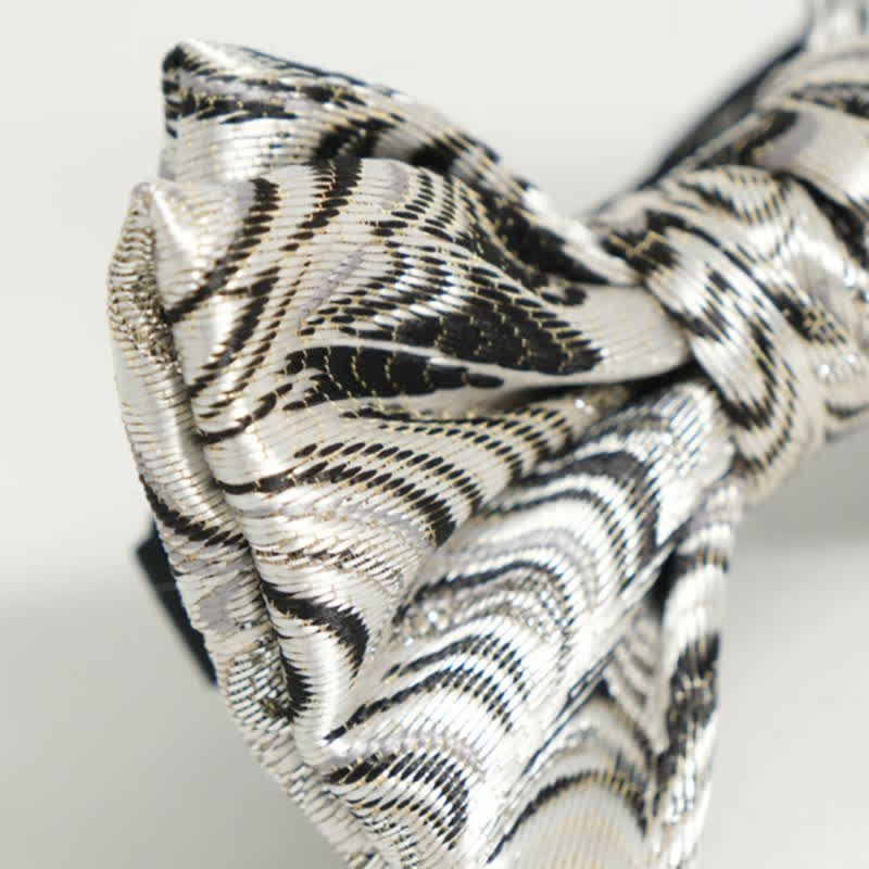 Pajarita para hombre hecha a mano con diseño en gris plateado brillante