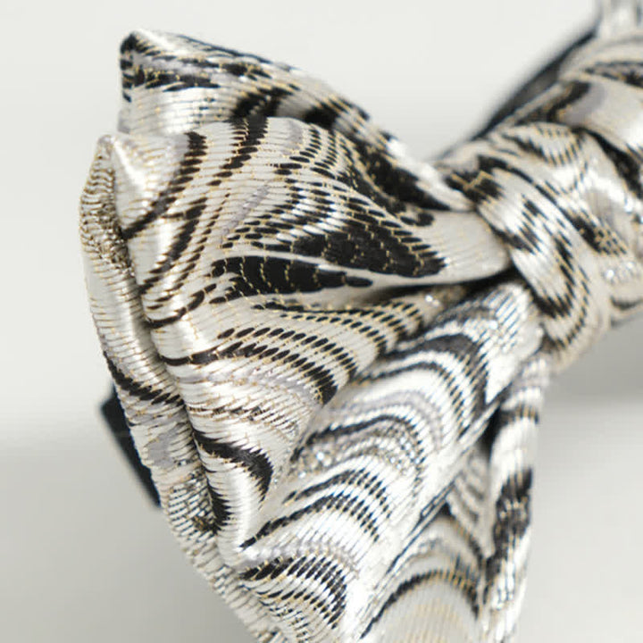 Pajarita para hombre hecha a mano con diseño en gris plateado brillante