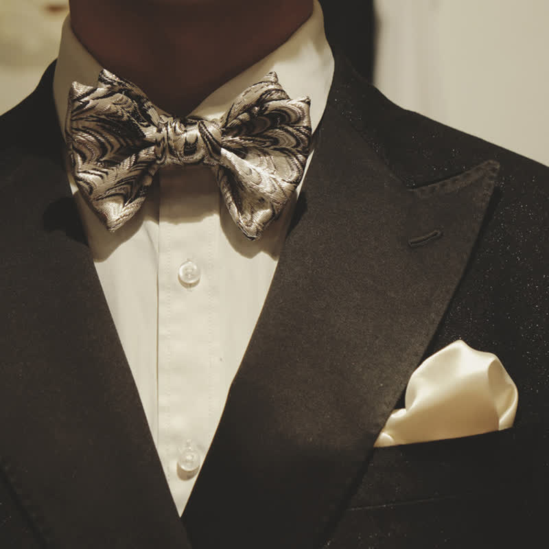 Pajarita para hombre hecha a mano con diseño en gris plateado brillante