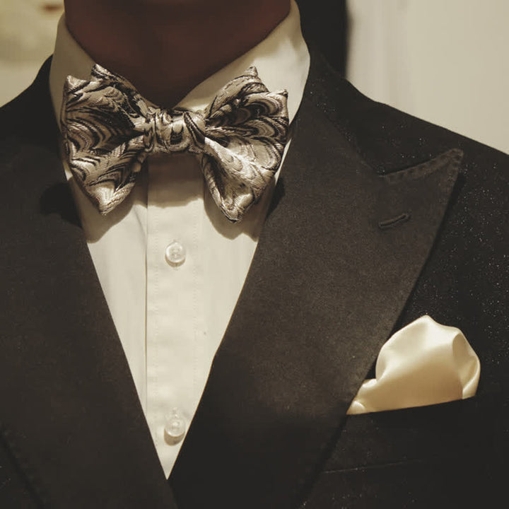 Pajarita para hombre hecha a mano con diseño en gris plateado brillante