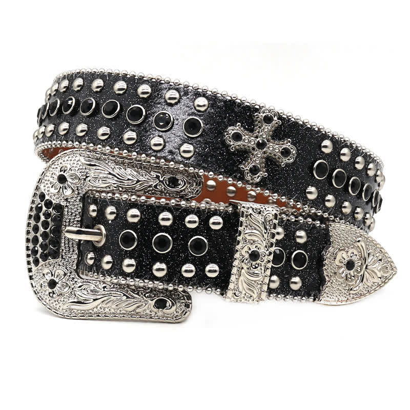 Cinturón de cuero con tachuelas y remaches en forma de cruz estilo western