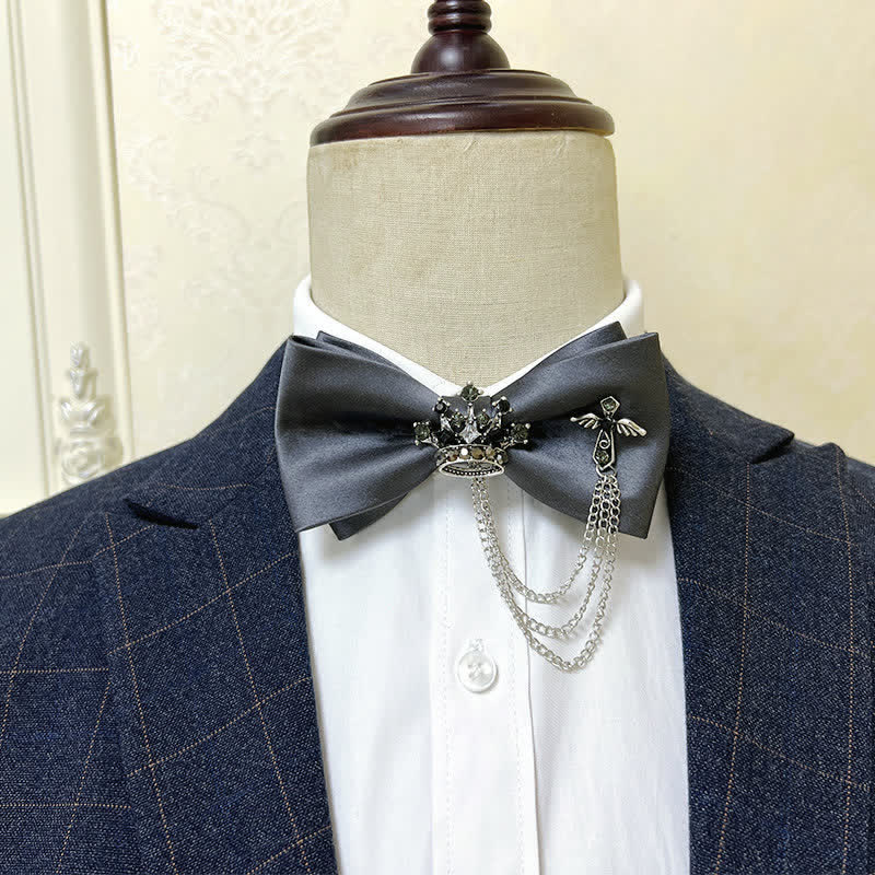 Pajarita de metal plateada con corona y cadena cruzada para hombre