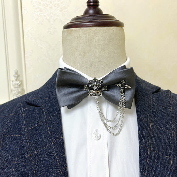 Pajarita de metal plateada con corona y cadena cruzada para hombre