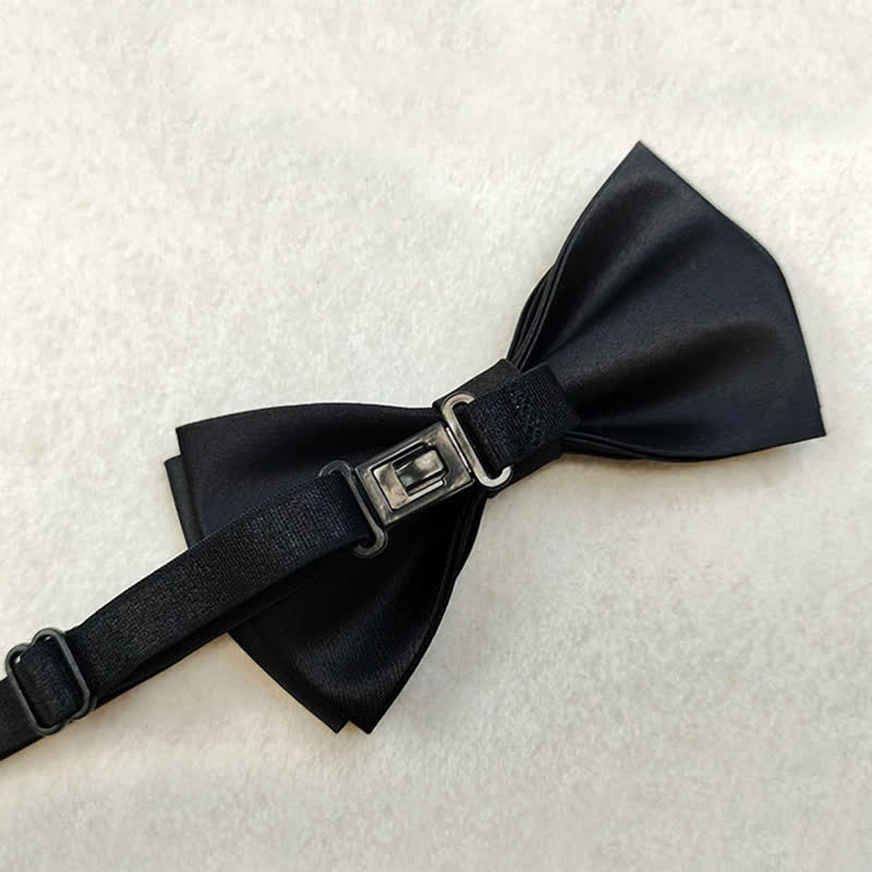 Pajarita de metal plateada con corona y cadena cruzada para hombre