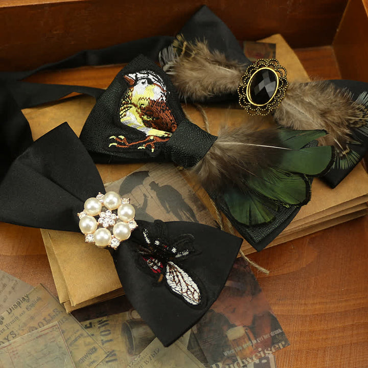 Pajarita de fiesta con decoración de perlas y cola de pájaro y plumas para hombre