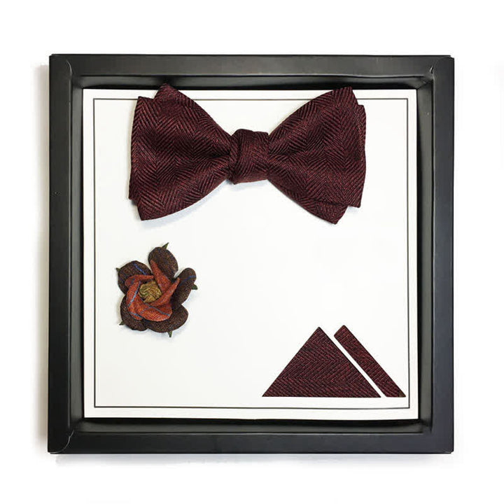 Pajarita con broche floral en espiga estilo británico de color rojo vino oscuro para hombre