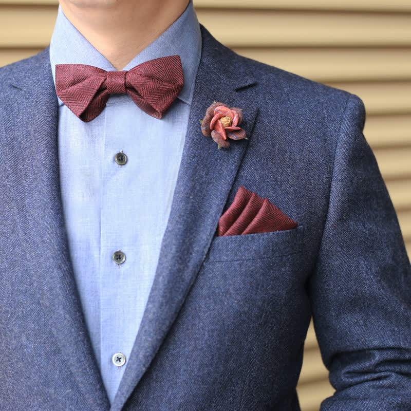 Pajarita con broche floral en espiga estilo británico de color rojo vino oscuro para hombre
