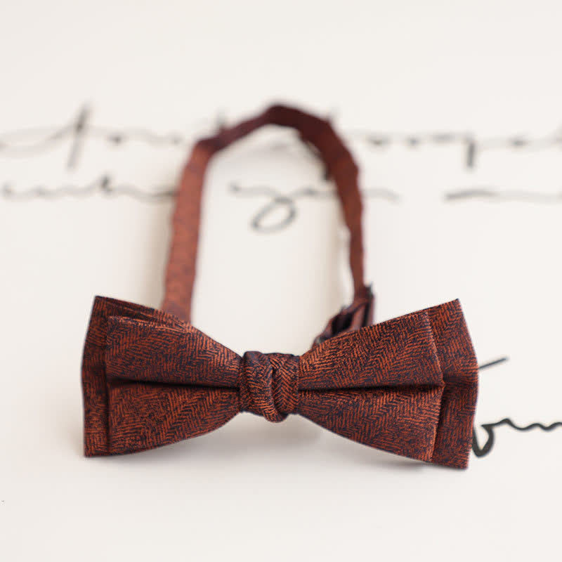 Pajarita retro sencilla de color liso para caballero con doble lazo