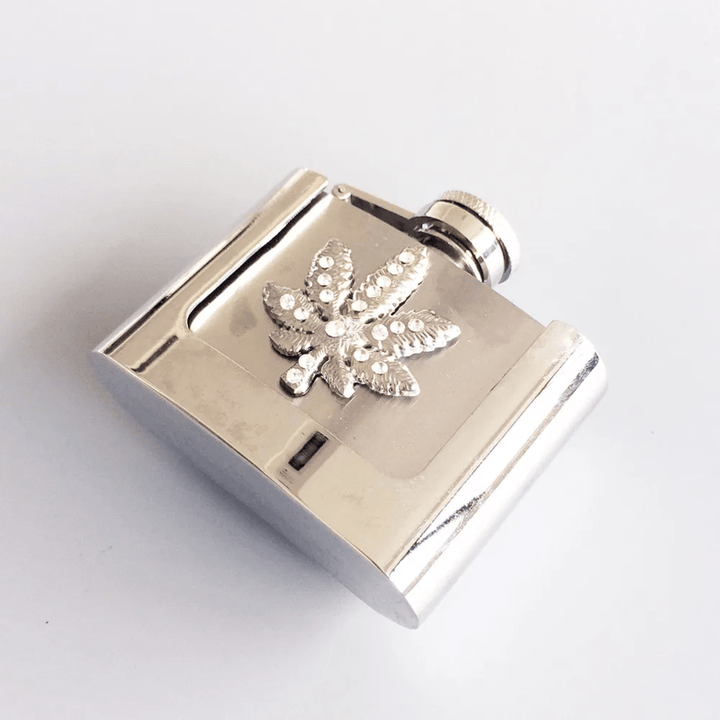 Cinturón de cuero con diamantes de imitación y hoja de arce de 2 oz para hombre, con frasco oculto, hecho a mano