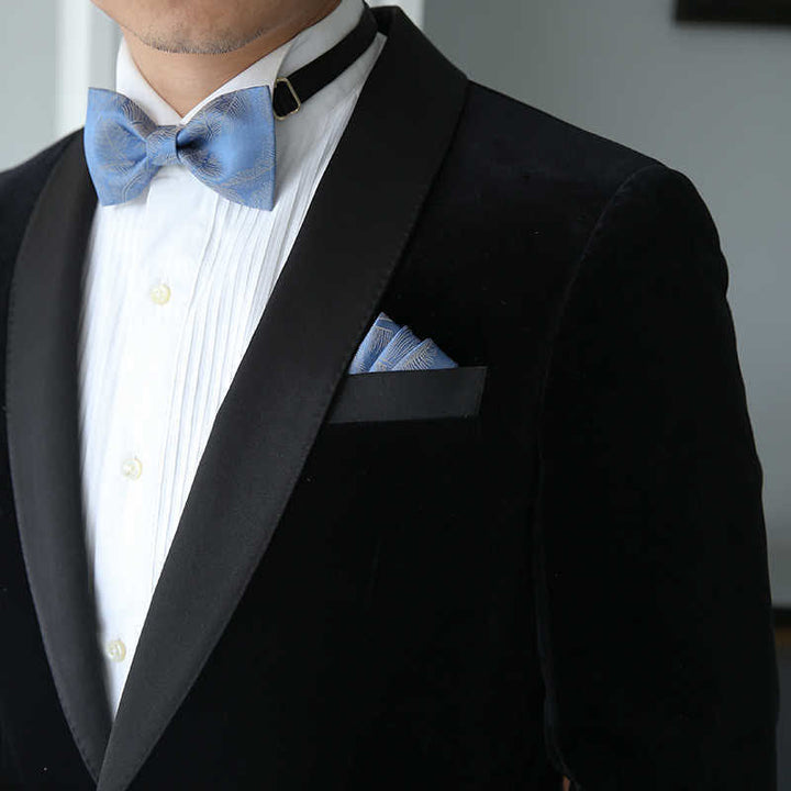 Pajarita con estampado sutil de plumas en azul cielo claro para hombre