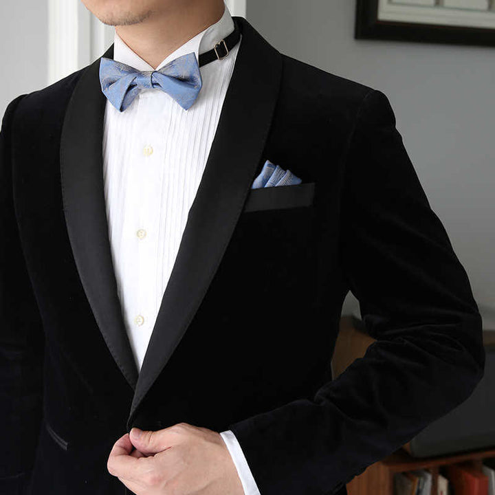 Pajarita con estampado sutil de plumas en azul cielo claro para hombre