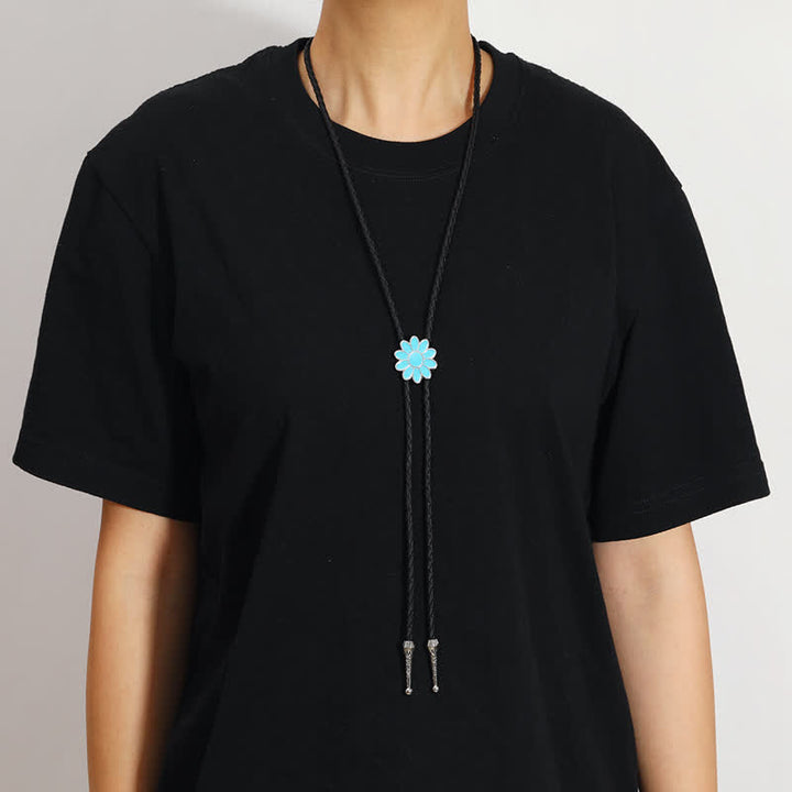 Corbata bolo triangular con flores ovaladas esmaltadas en azul