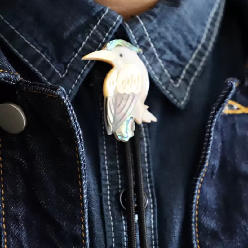 Corbata de bolo con forma de concha de pájaros naturales y loros exóticos
