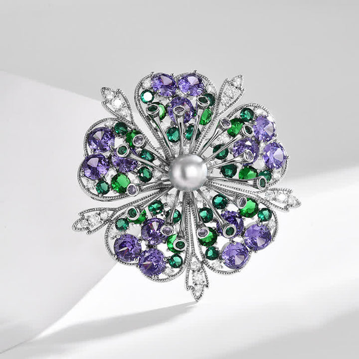 Broche elegante de mujer con perlas y circonitas de colores y diseño floral.