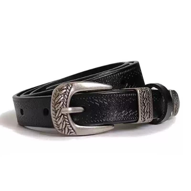 Cinturón de cuero con hebilla decorativa tallada para mujer