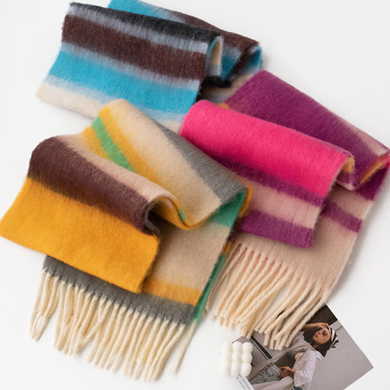 Bufanda unisex de mohair con borlas y colores en contraste del arcoíris