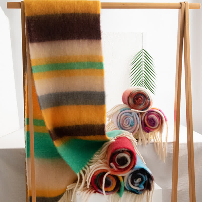 Bufanda unisex de mohair con borlas y colores en contraste del arcoíris