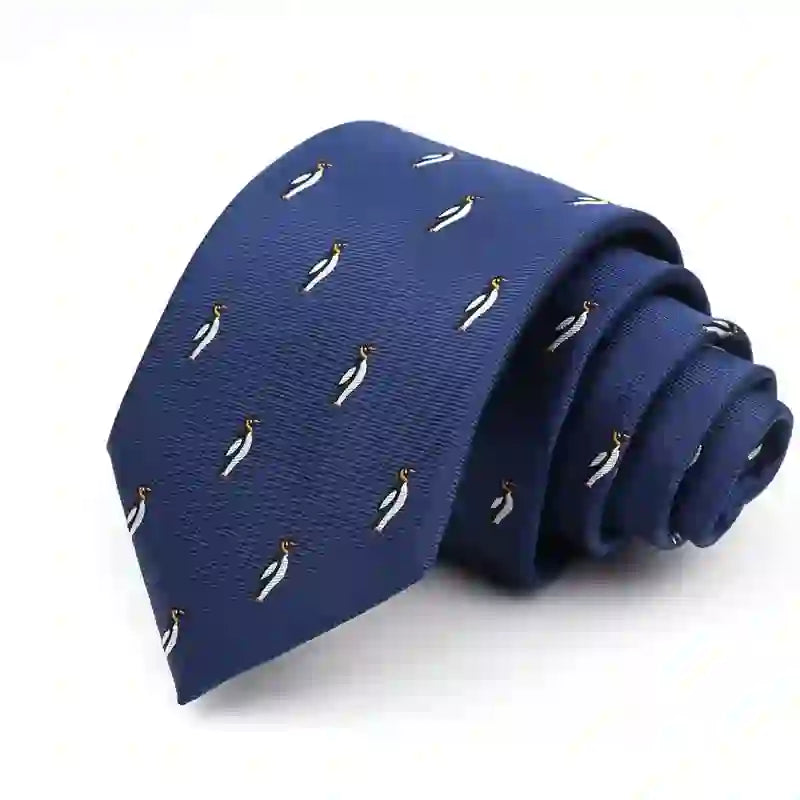 Corbata de hombre con estampado de pingüino de dibujos animados en azul marino