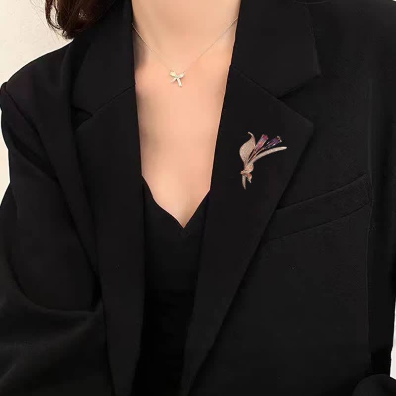 Broche de flor delicada de lirio morado para mujer