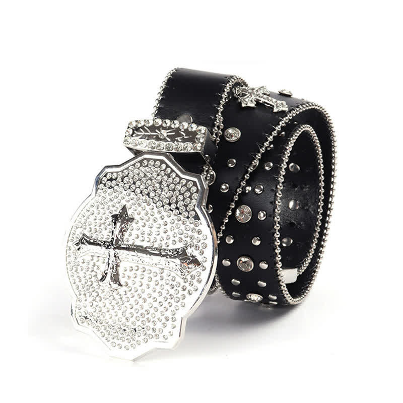 Cinturón de cuero con tachuelas y diamantes de imitación y hebilla cruzada brillante