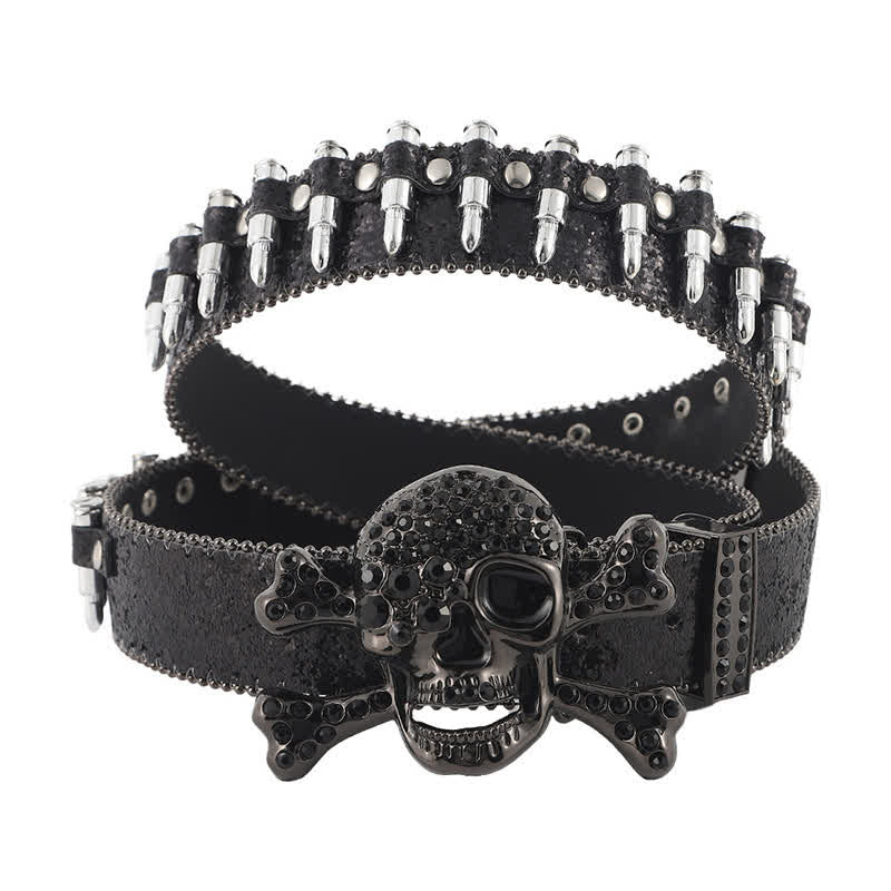 Cinturón de cuero con remaches en forma de bala y hebilla de diamantes de imitación con calavera de roca