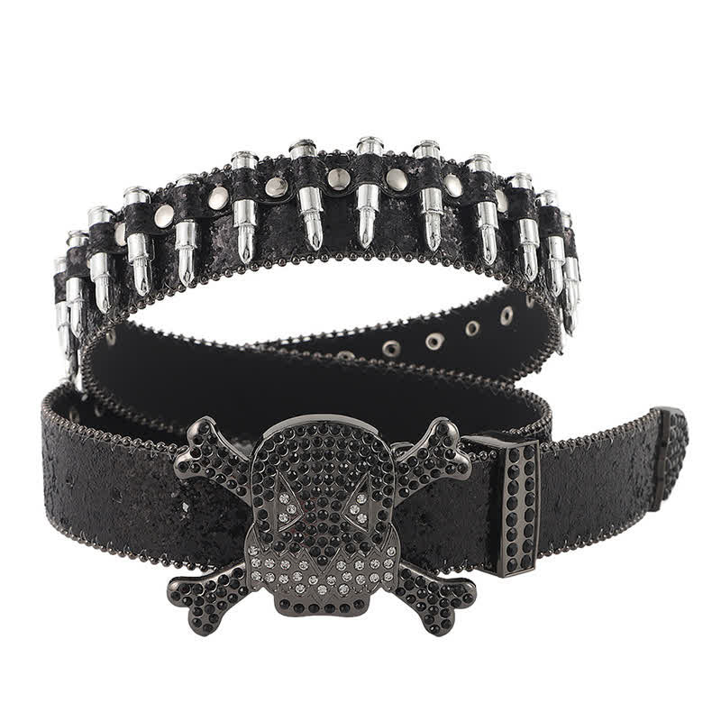 Cinturón de cuero con remaches en forma de bala y hebilla de calavera de dibujos animados
