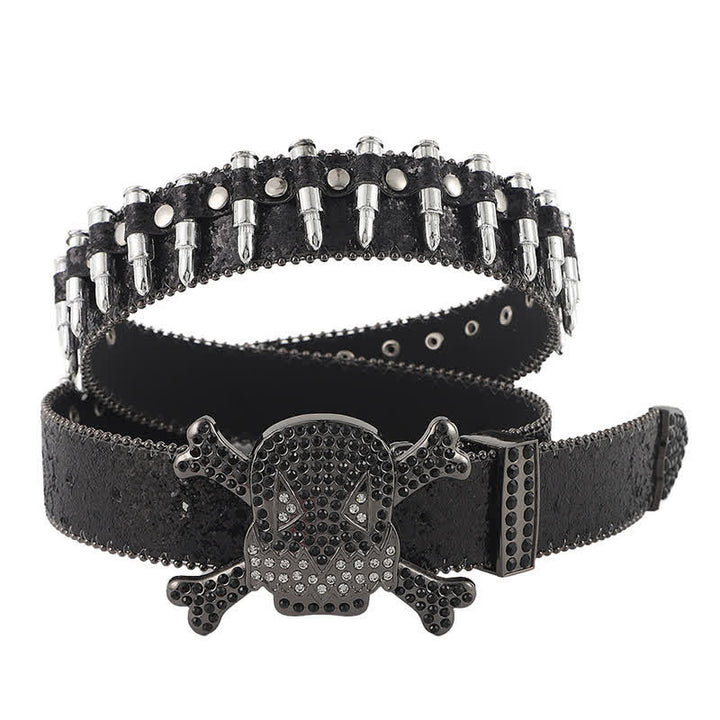 Cinturón de cuero con remaches en forma de bala y hebilla de calavera de dibujos animados