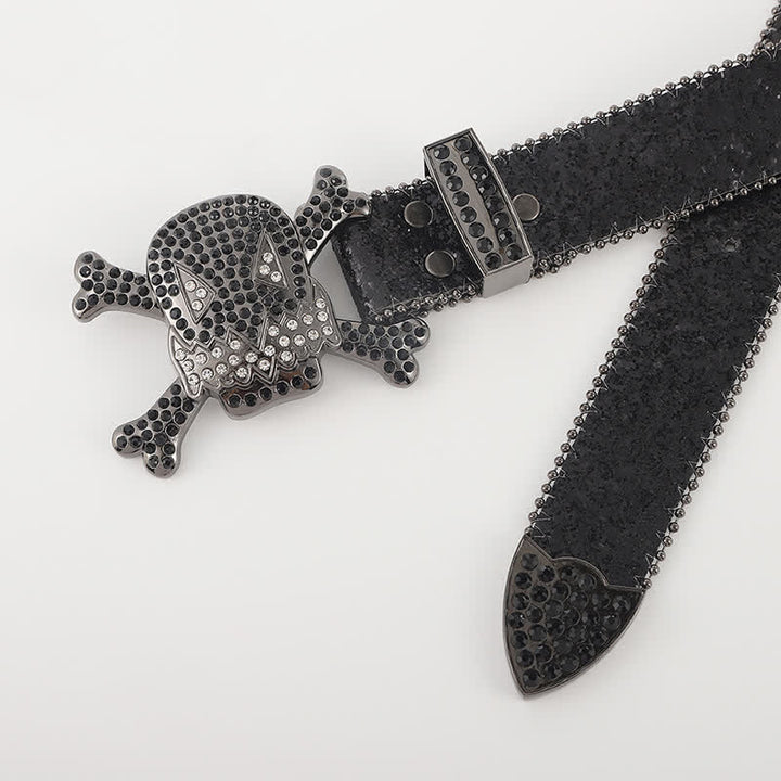 Cinturón de cuero con remaches en forma de bala y hebilla de calavera de dibujos animados
