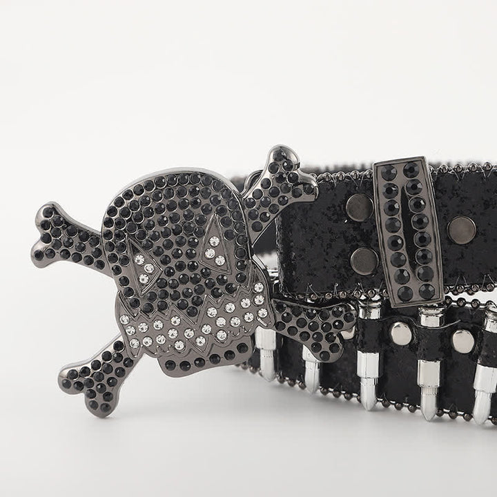 Cinturón de cuero con remaches en forma de bala y hebilla de calavera de dibujos animados