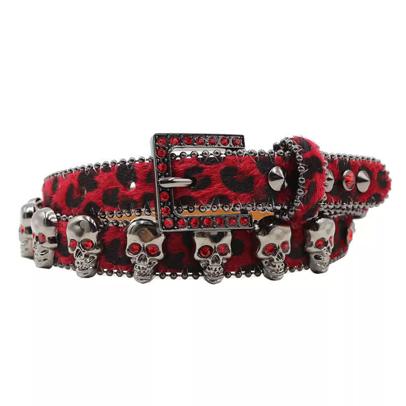 Cinturón de cuero con estampado de leopardo y remaches de calavera gótica elegante