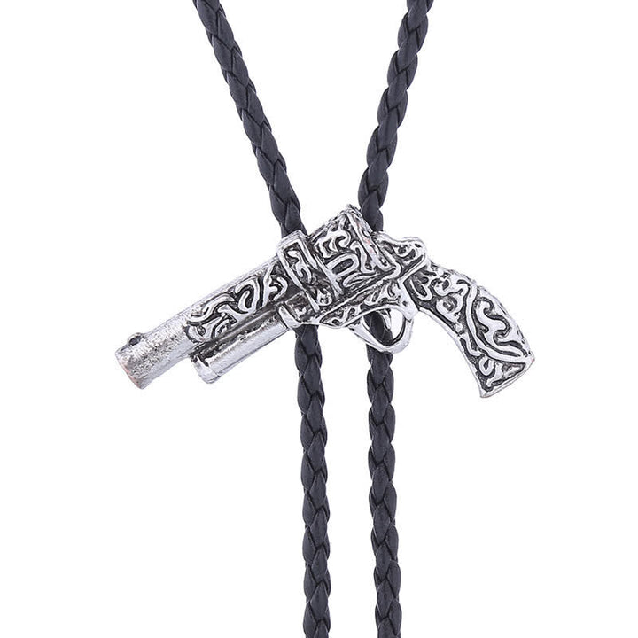 Colgante de pistola con forma de rodeo tallado