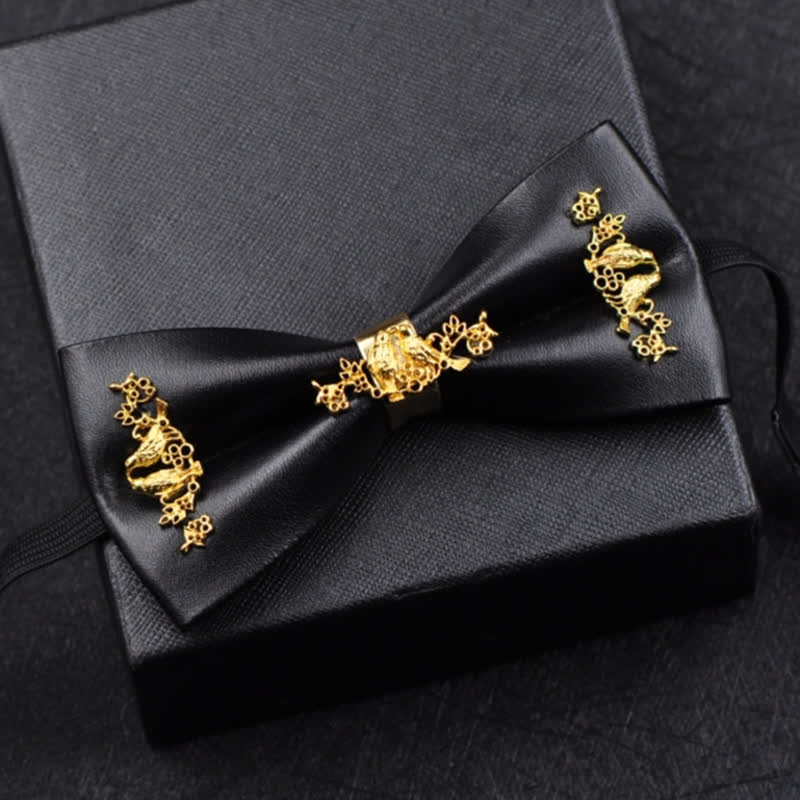 Pajarita de cuero sintético negro con detalles de flores de metal dorado para hombre