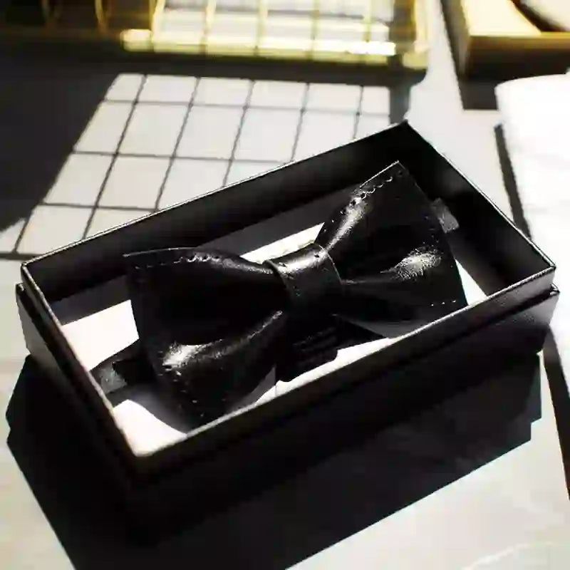 Pajarita de cuero curtido vegetal negro cosida a mano para hombre