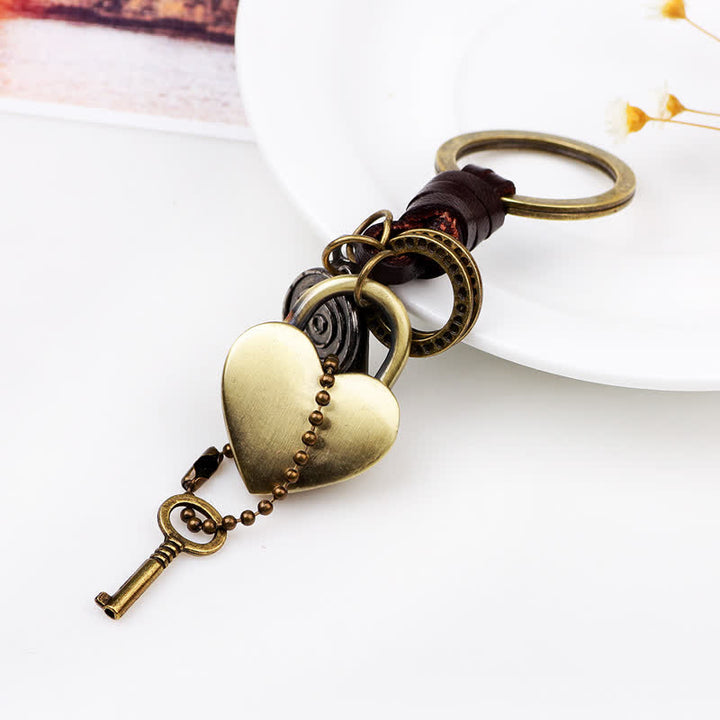 Llavero de cuero con candado y llave en forma de corazón.