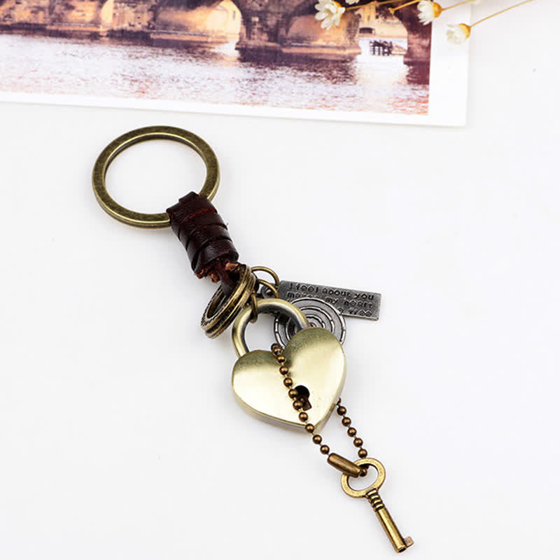 Llavero de cuero con candado y llave en forma de corazón.