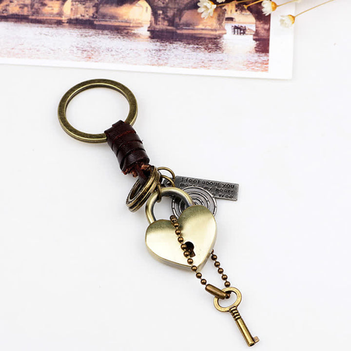 Llavero de cuero con candado y llave en forma de corazón.