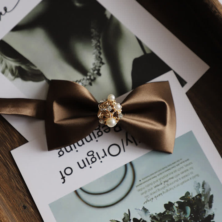 Pajarita de hombre con flores doradas y perlas de imitación