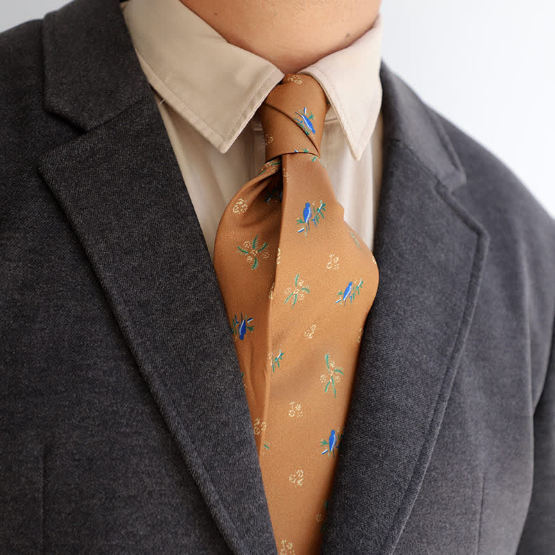 Corbata naranja oscuro con pájaros azules y pequeñas flores blancas para hombre