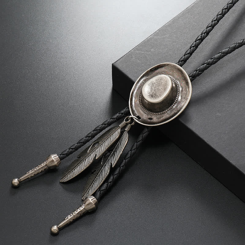 Sombrero de vaquero de rodeo con corbata de bolo de plumas
