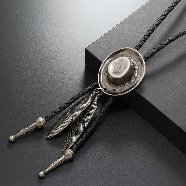 Sombrero de vaquero de rodeo con corbata de bolo de plumas