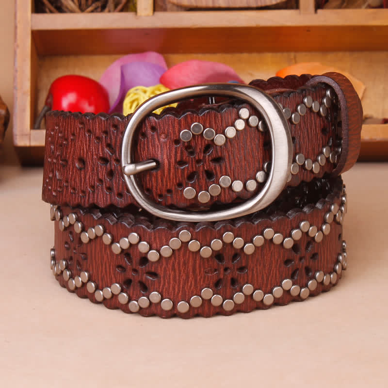 Cinturón de cuero ahuecado con remaches y grietas de estilo gótico.