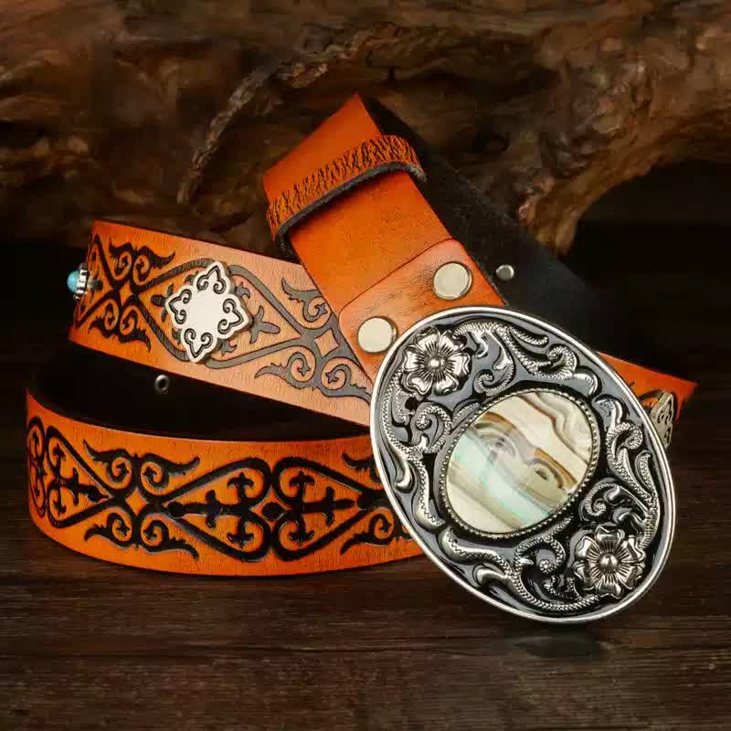 Cinturón de piel con estampado en relieve de color naranja y aspecto étnico.