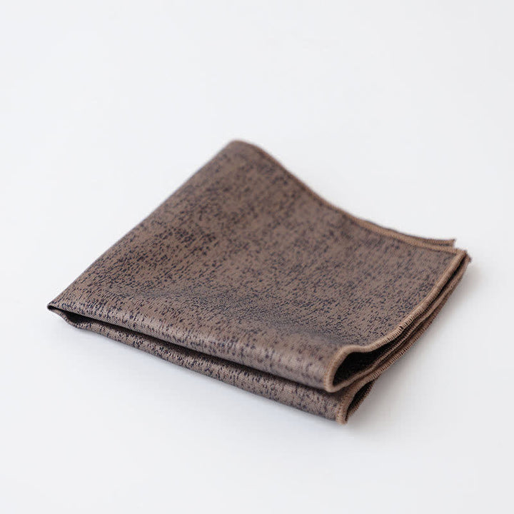Pañuelo de bolsillo para hombre con estampado oscuro sutil y de color liso
