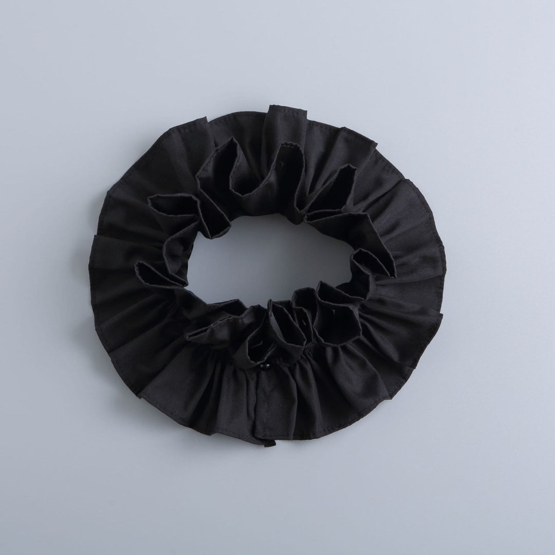 Camisa con cuello alto, fruncido y pliegues y cuello falso desmontable