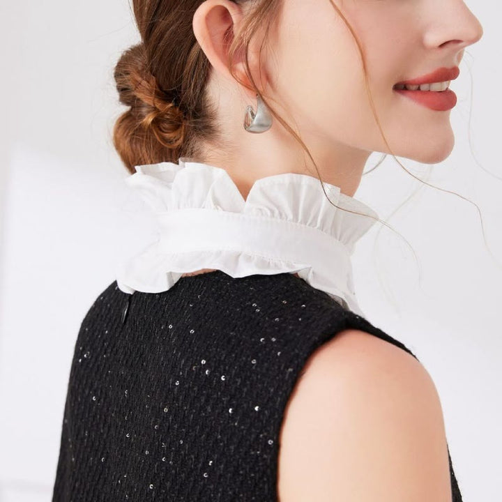 Camisa blanca con cuello plisado y botón desprendible