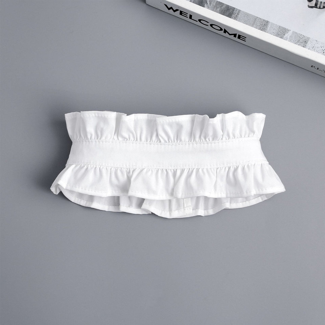 Camisa blanca con cuello plisado y botón desprendible