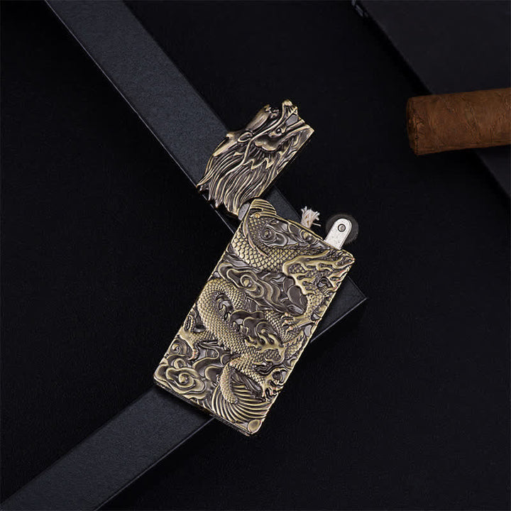 Encendedor de queroseno recargable con dragón tallado en bronce de época